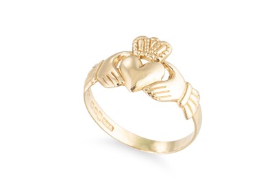 Lot 142 - A GENT'S 14CT YELLOW GOLD CLADDAGH RING,...