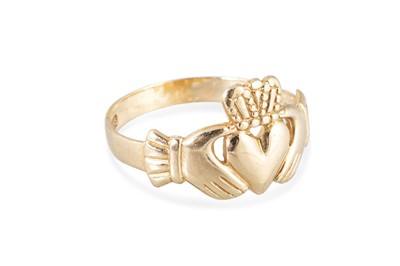 Lot 142 - A GENT'S 14CT YELLOW GOLD CLADDAGH RING,...