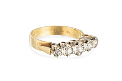 Lot 180 - A GRADUATED FIVE STONE DIAMOND RING, the round...