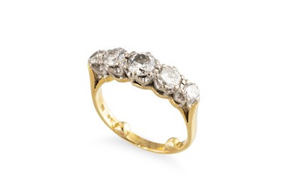 Lot 181 - A GRADUATED DIAMOND FIVE STONE RING, the round...