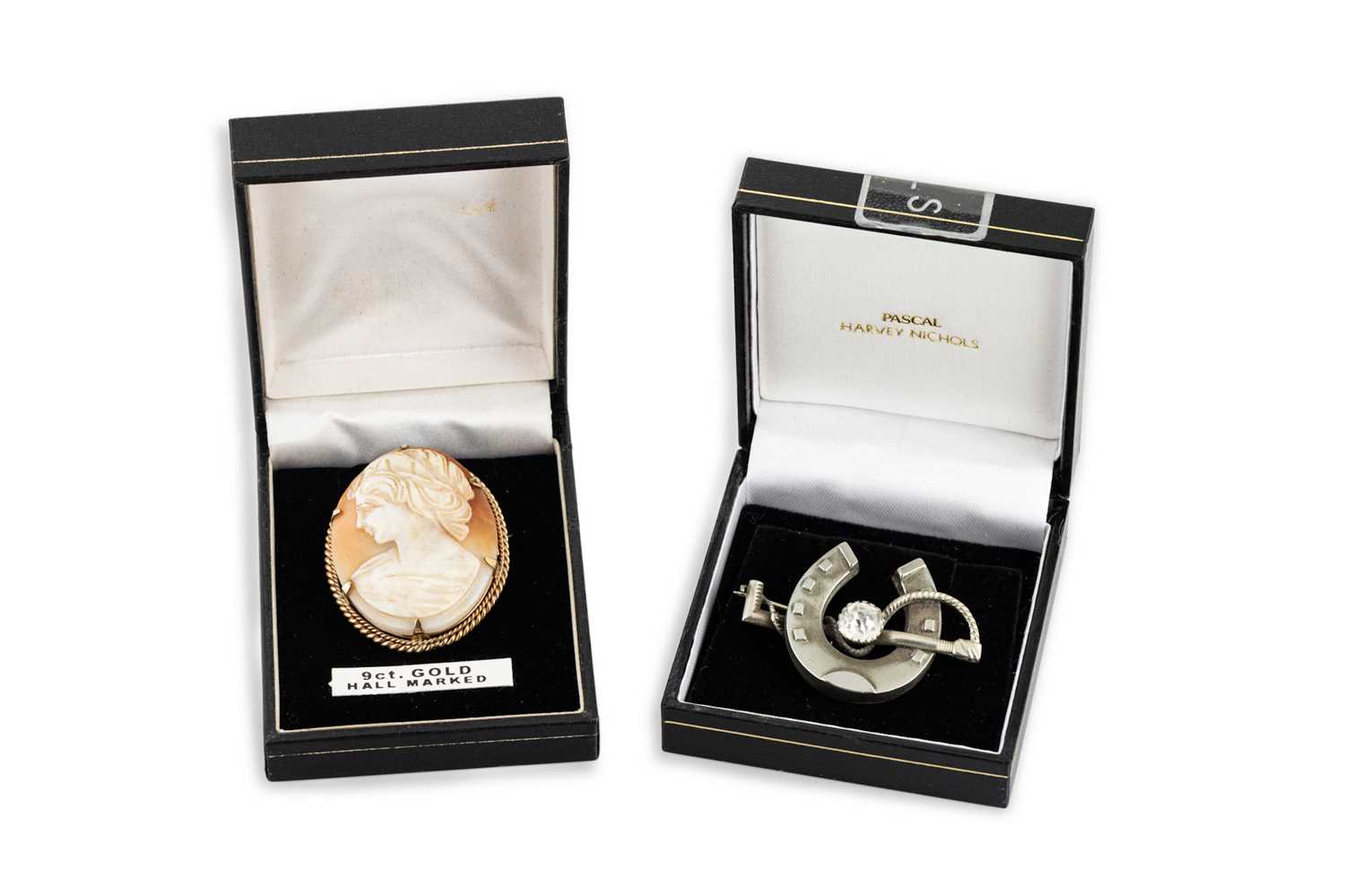 Lot 242 - A CAMEO BROOCH, depicting a side profile of a...