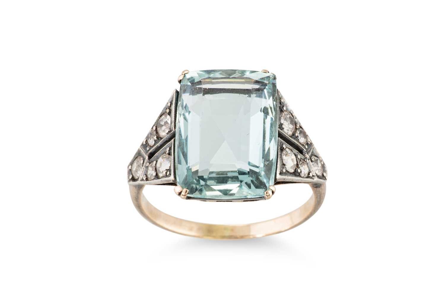 Lot 199 - AN ANTIQUE AQUAMARINE DRESS RING, the emerald...