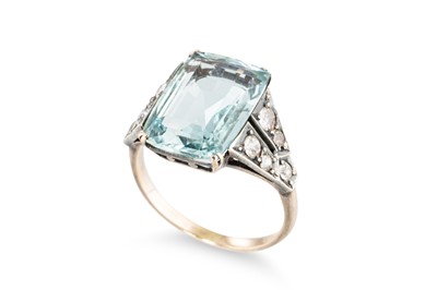 Lot 199 - AN ANTIQUE AQUAMARINE DRESS RING, the emerald...
