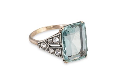 Lot 199 - AN ANTIQUE AQUAMARINE DRESS RING, the emerald...