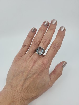 Lot 199 - AN ANTIQUE AQUAMARINE DRESS RING, the emerald...