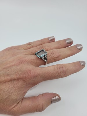 Lot 199 - AN ANTIQUE AQUAMARINE DRESS RING, the emerald...