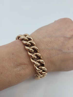 Lot 200 - A VINTAGE 9CT ROSE GOLD FLAT CURB LINK...