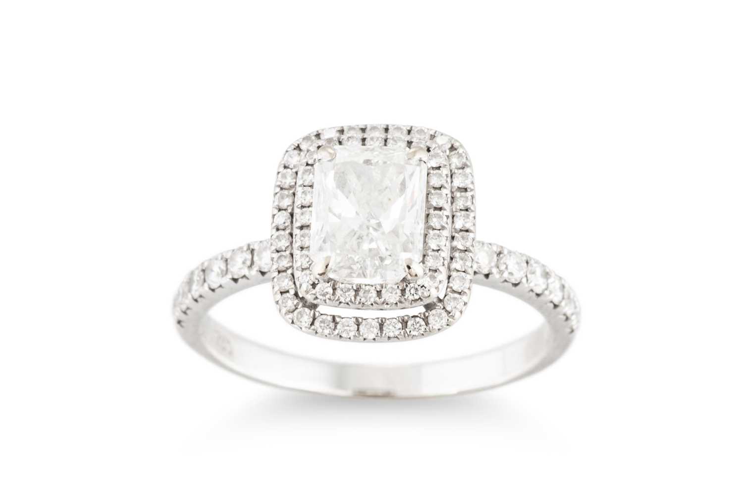 Lot 195 - A DIAMOND SOLITAIRE RING, the principal...