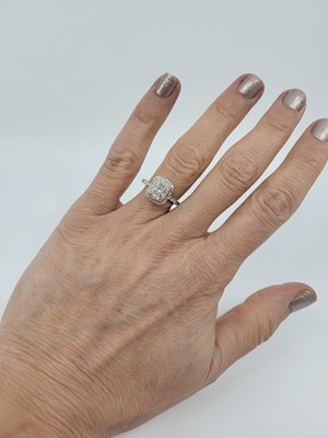 Lot 195 - A DIAMOND SOLITAIRE RING, the principal...