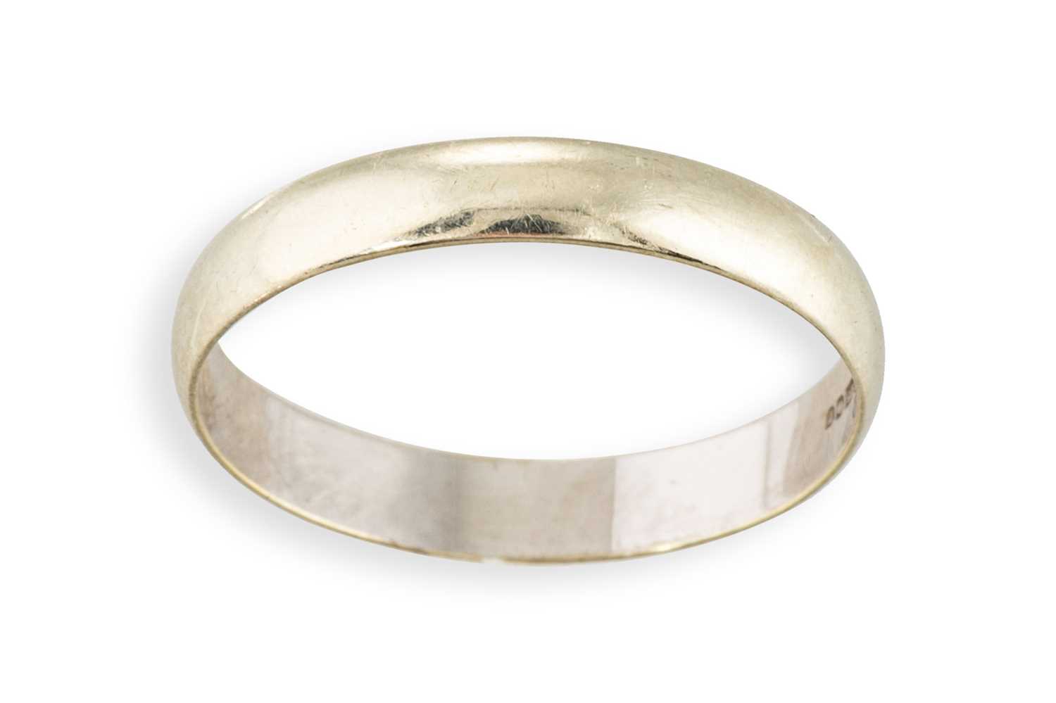 Lot 193 - A 9CT YELLOW GOLD BAND RING, 1.4 g., size O