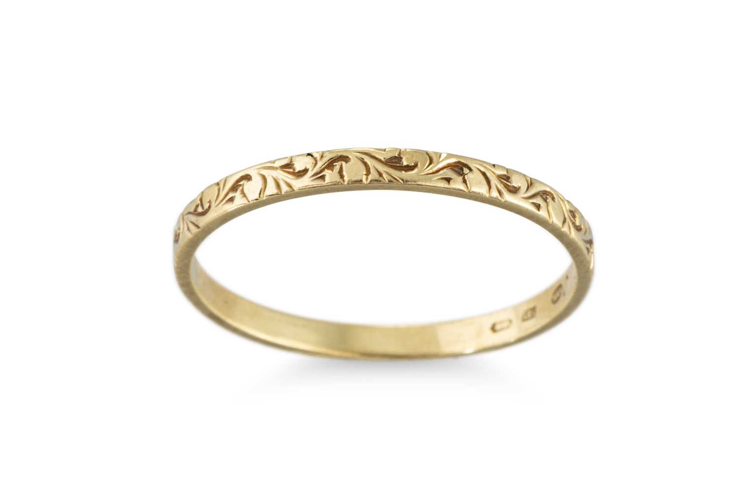Lot 194 - A 14CT YELLOW GOLD BAND RING, with patterned...