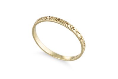 Lot 194 - A 14CT YELLOW GOLD BAND RING, with patterned...