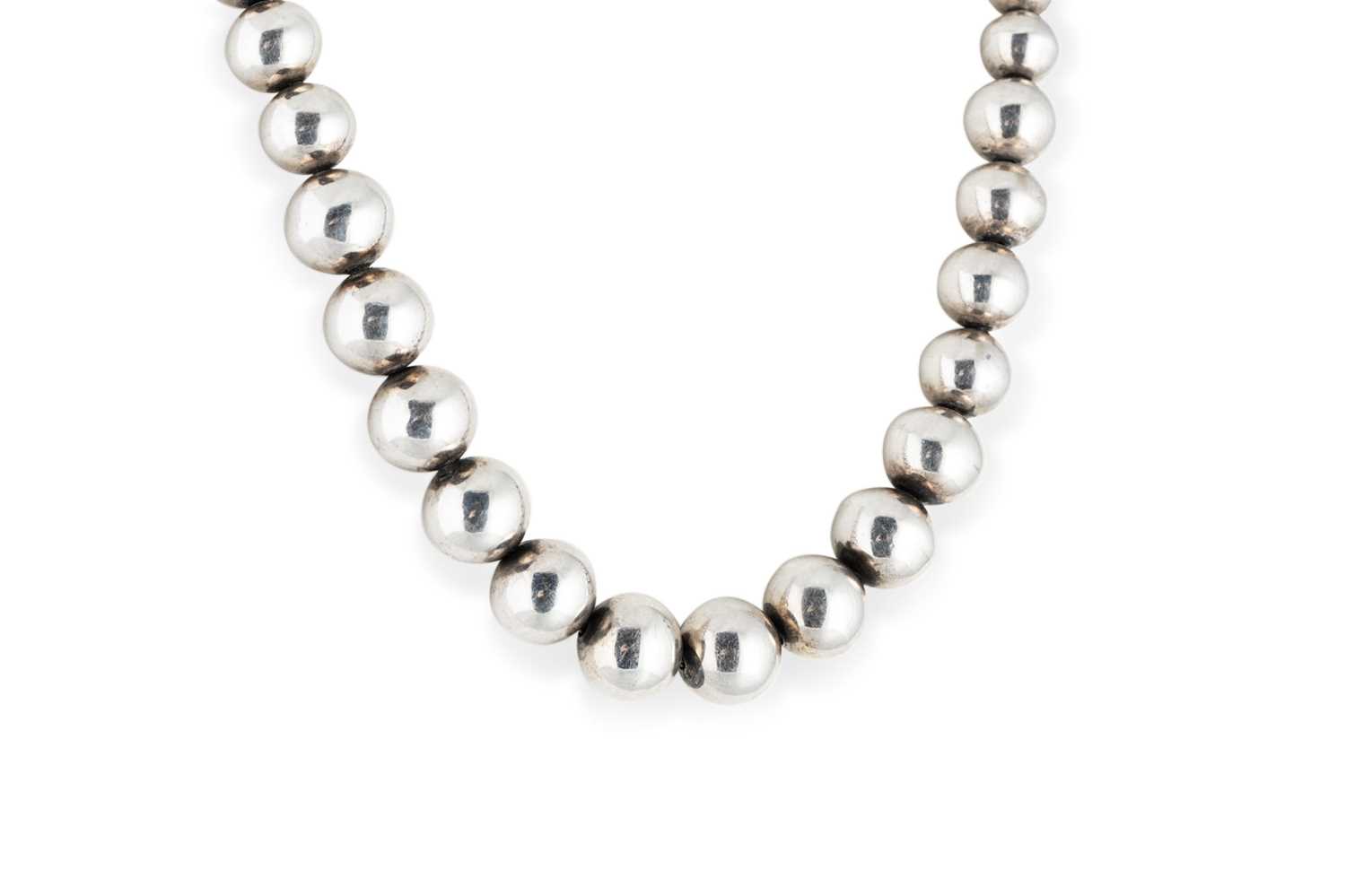 Lot 191 - AN ATTRACTIVE MODERN STERLING SILVER GRADUATED...