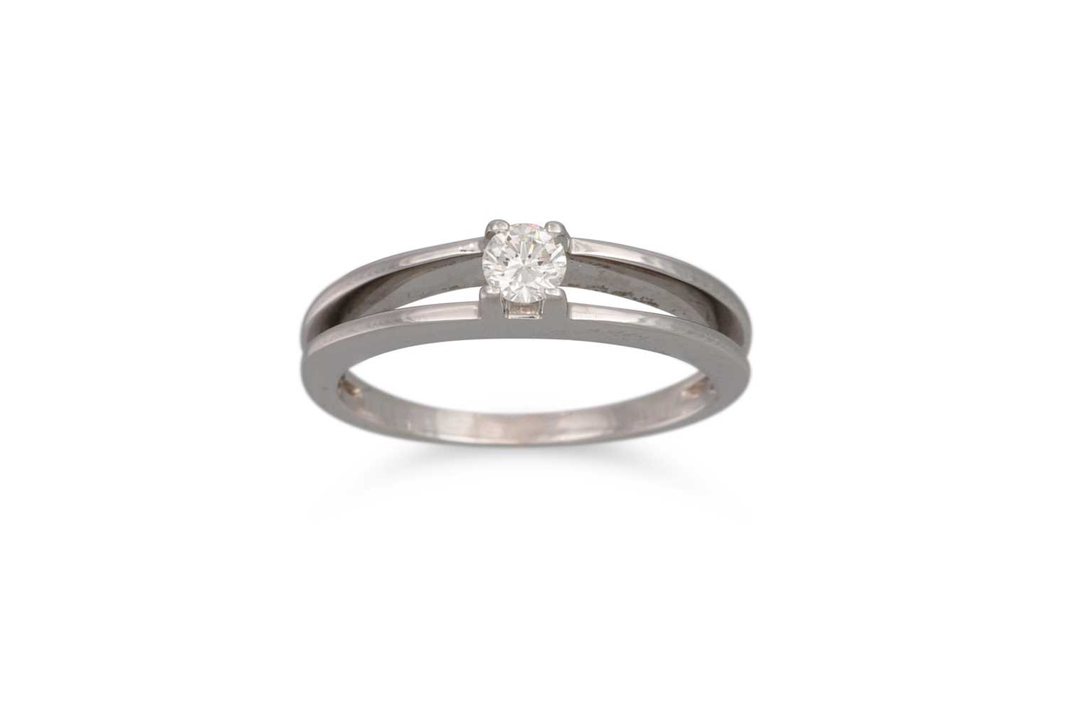Lot 39 - A DIAMOND SOLITAIRE RING, the round brilliant...