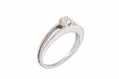 Lot 39 - A DIAMOND SOLITAIRE RING, the round brilliant...