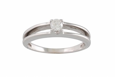 Lot 39 - A DIAMOND SOLITAIRE RING, the round brilliant...