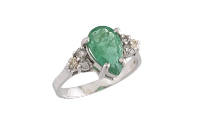 Lot 93 - AN EMERALD AND DIAMOND CLUSTER RING, the pear...