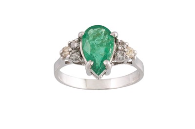 Lot 93 - AN EMERALD AND DIAMOND CLUSTER RING, the pear...