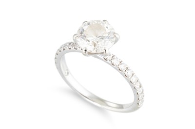 Lot 271 - A DIAMOND SOLITAIRE RING, the round brilliant...