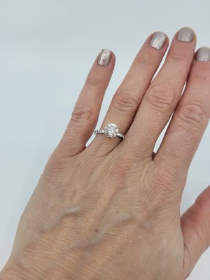 Lot 271 - A DIAMOND SOLITAIRE RING, the round brilliant...