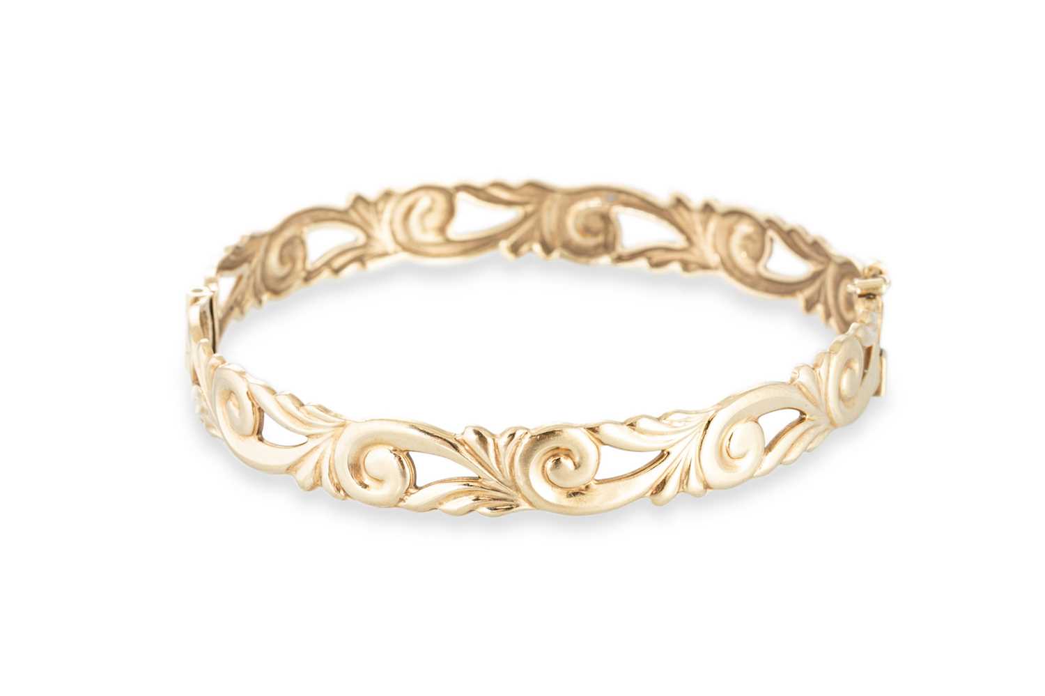 Lot 218 - A 9CT YELLOW GOLD HINGED BANGLE, of open...
