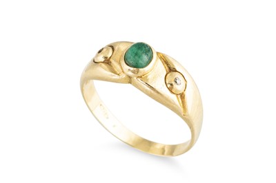 Lot 261 - AN 18CT YELLOW GOLD RING, set with green...
