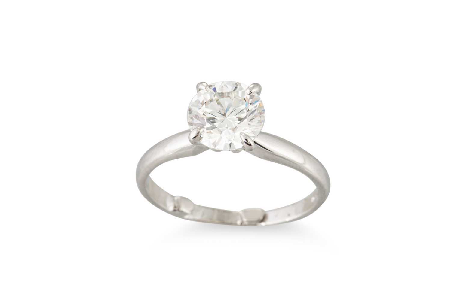 Lot 246 - A DIAMOND SOLITAIRE RING, mounted in platinum....