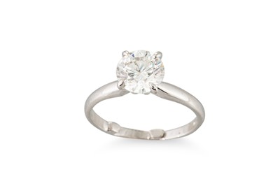 Lot 246 - A DIAMOND SOLITAIRE RING, mounted in platinum....