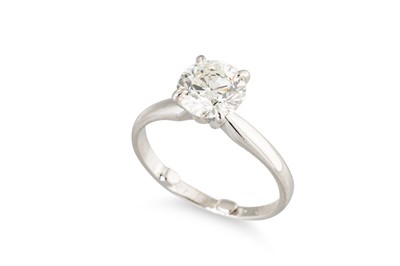 Lot 246 - A DIAMOND SOLITAIRE RING, mounted in platinum....