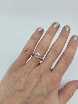 Lot 246 - A DIAMOND SOLITAIRE RING, mounted in platinum....