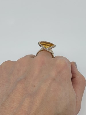 Lot 248 - A CITRINE AND DIAMOND SET COCKTAIL RING,...
