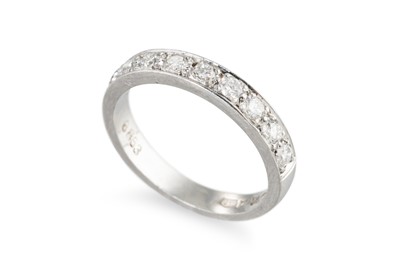Lot 279 - A DIAMOND HALF ETERNITY RING, the brilliant...