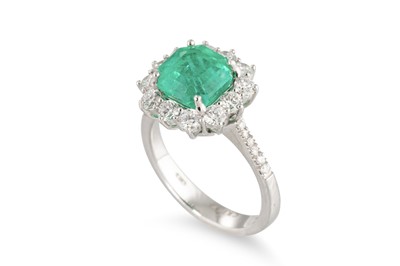 Lot 285 - AN EMERALD AND DIAMOND CLUSTER RING, the trap...