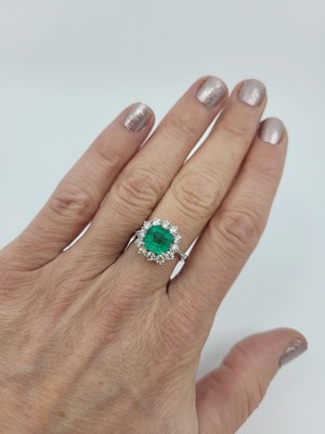 Lot 285 - AN EMERALD AND DIAMOND CLUSTER RING, the trap...