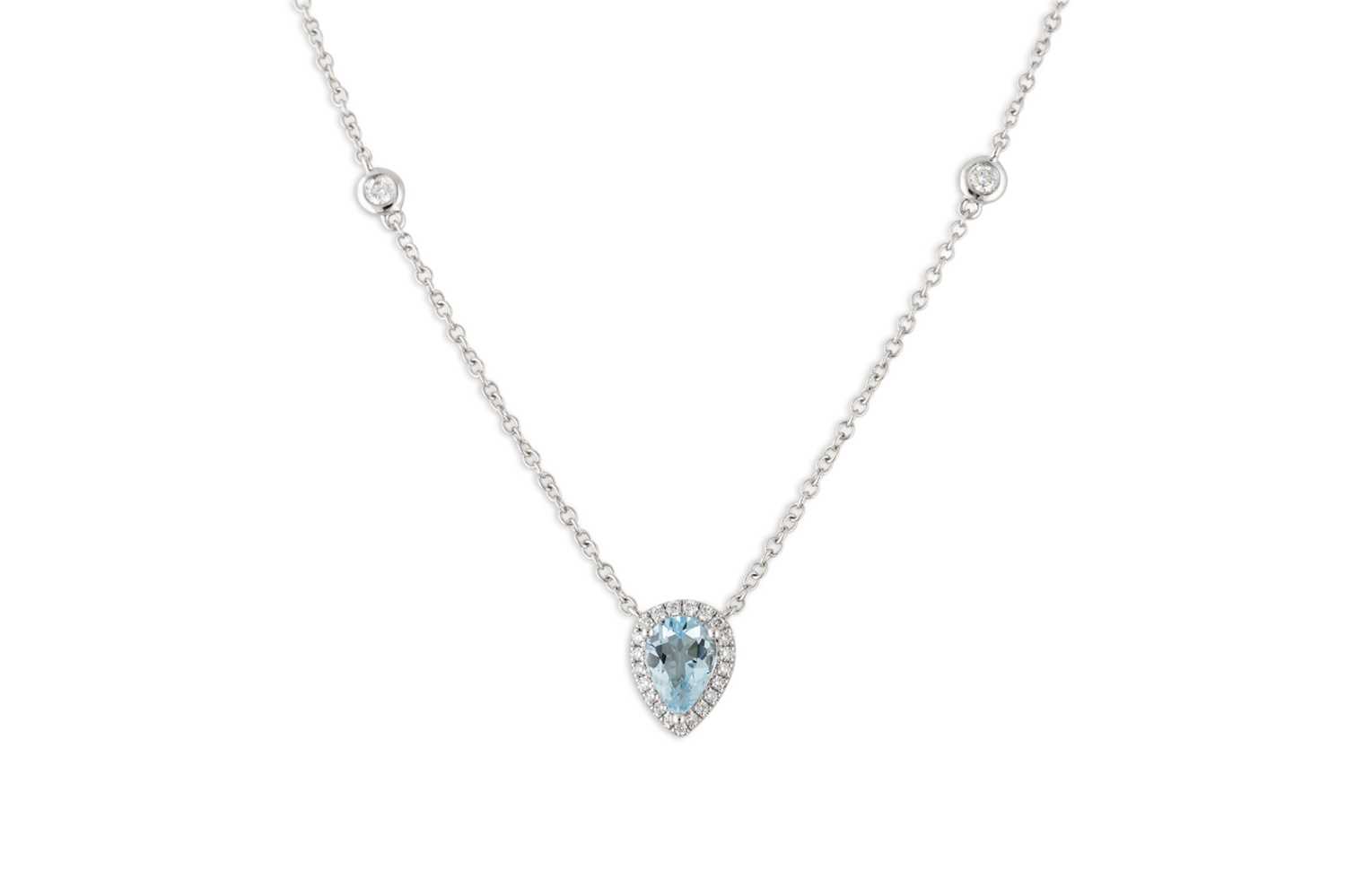 Lot 287 - AN AQUAMARINE AND DIAMOND CLUSTER PENDANT,...