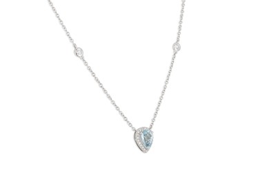 Lot 287 - AN AQUAMARINE AND DIAMOND CLUSTER PENDANT,...
