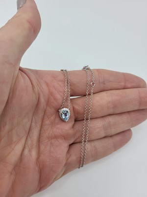 Lot 287 - AN AQUAMARINE AND DIAMOND CLUSTER PENDANT,...