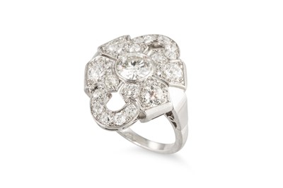Lot 183 - A DIAMOND PLAQUE STYLE CLUSTER RING, the...