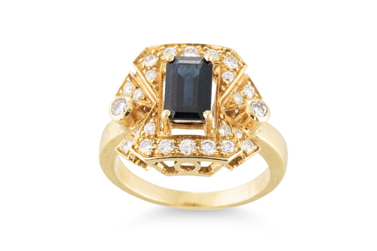 Lot 185 - A SAPPHIRE AND DIAMOND CLUSTER RING,...