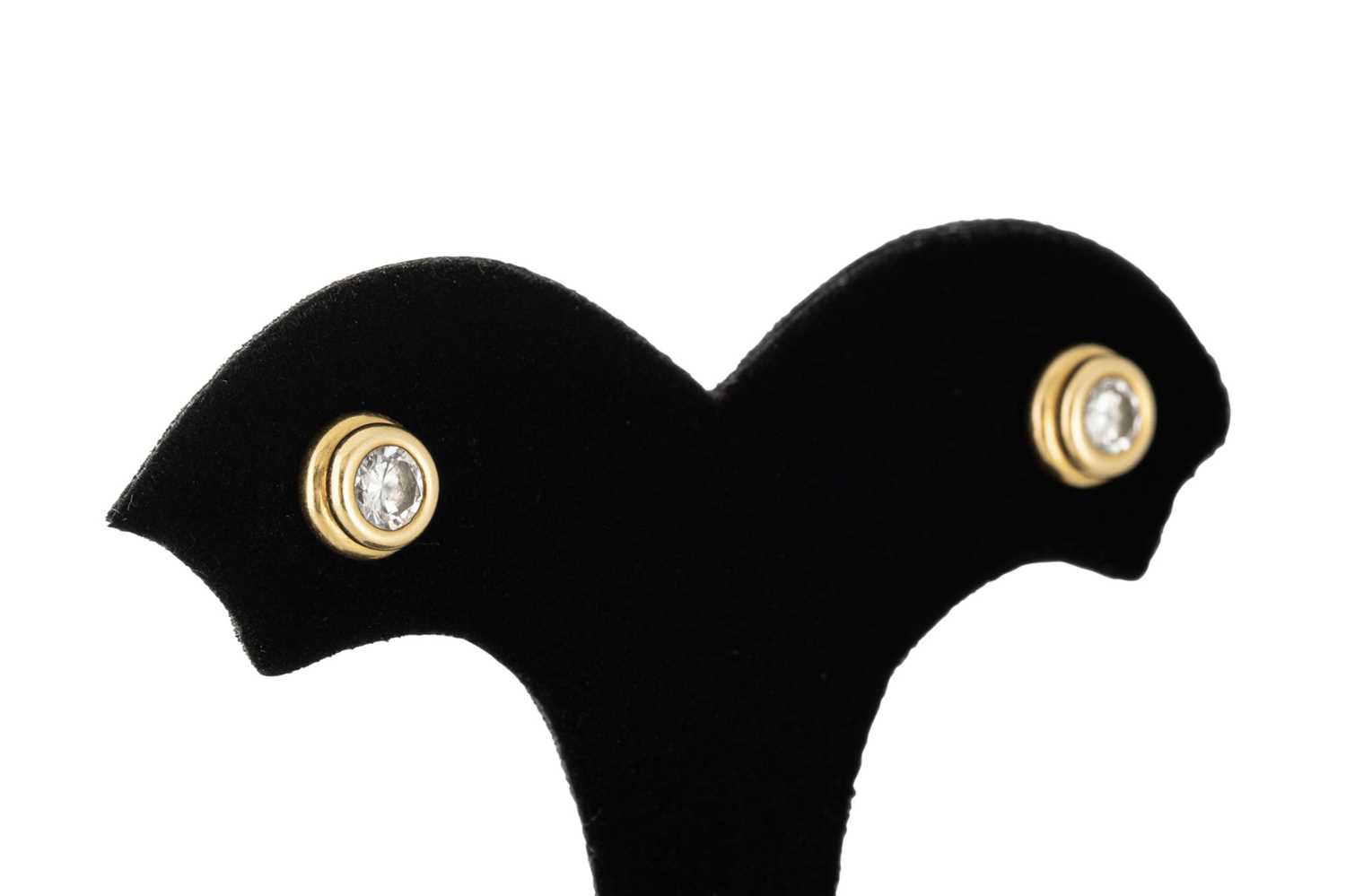 Lot 229 - A PAIR OF DIAMOND STUD EARRINGS, the brilliant...