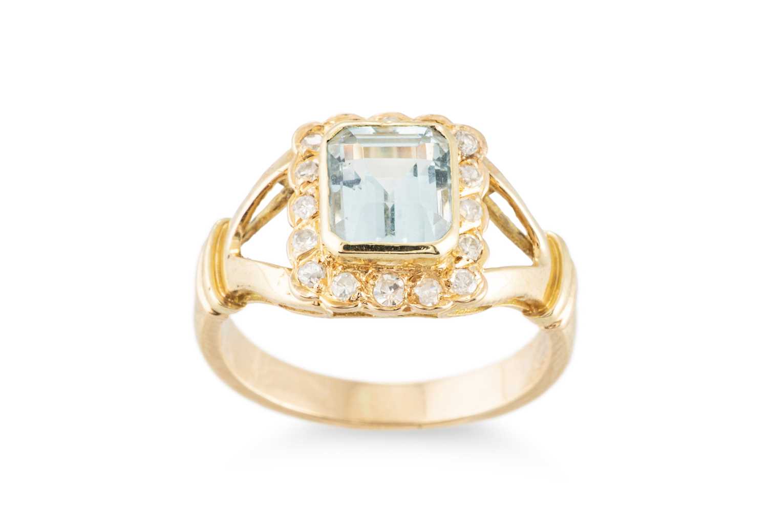 Lot 230 - AN AQUAMARINE AND DIAMOND CLUSTER RING,...