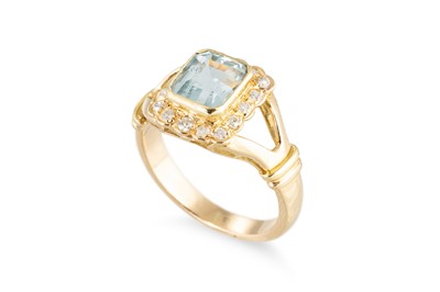 Lot 230 - AN AQUAMARINE AND DIAMOND CLUSTER RING,...