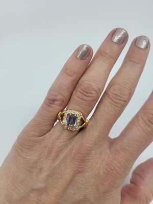 Lot 230 - AN AQUAMARINE AND DIAMOND CLUSTER RING,...