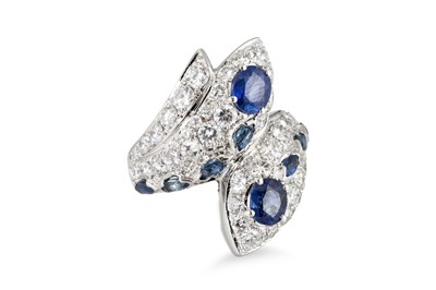 Lot 197 - A SAPPHIRE AND DIAMOND SET CROSS OVER CLUSTER...