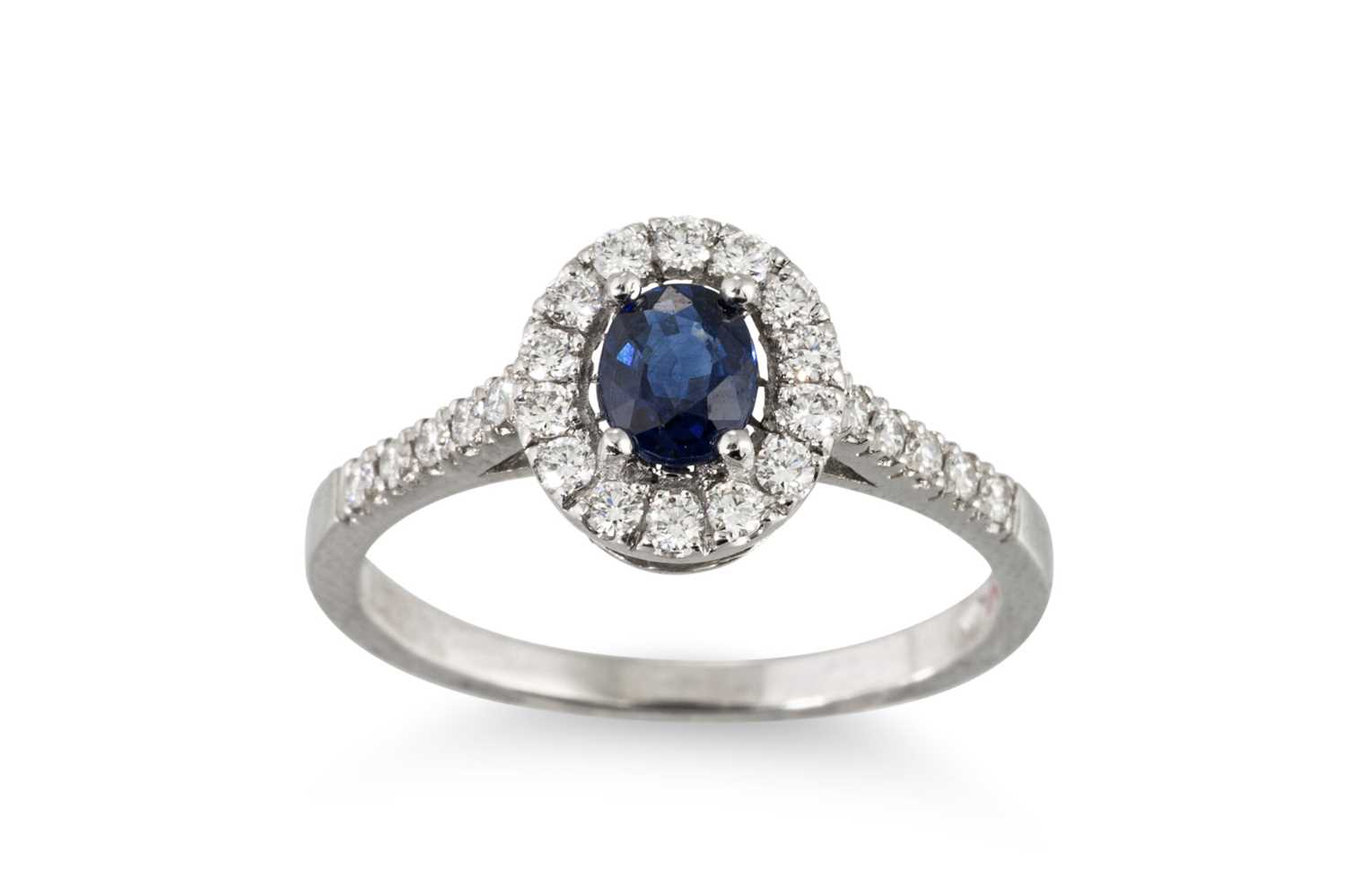 Lot 198 - A SAPPHIRE AND DIAMOND SET CLUSTER RING,...
