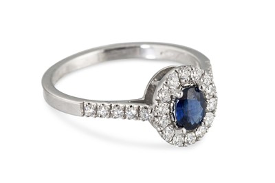 Lot 198 - A SAPPHIRE AND DIAMOND SET CLUSTER RING,...