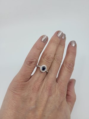 Lot 198 - A SAPPHIRE AND DIAMOND SET CLUSTER RING,...