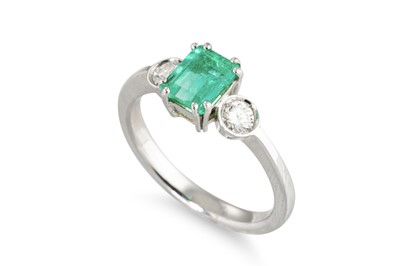 Lot 211 - AN EMERALD AND DIAMOND THREE STONE RING, the...