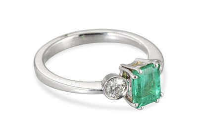 Lot 211 - AN EMERALD AND DIAMOND THREE STONE RING, the...