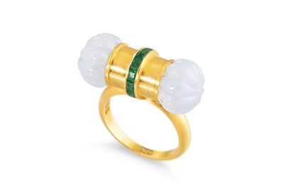 Lot 132 - AN EMERALD AND CHALCEDONY RING, of unusual...